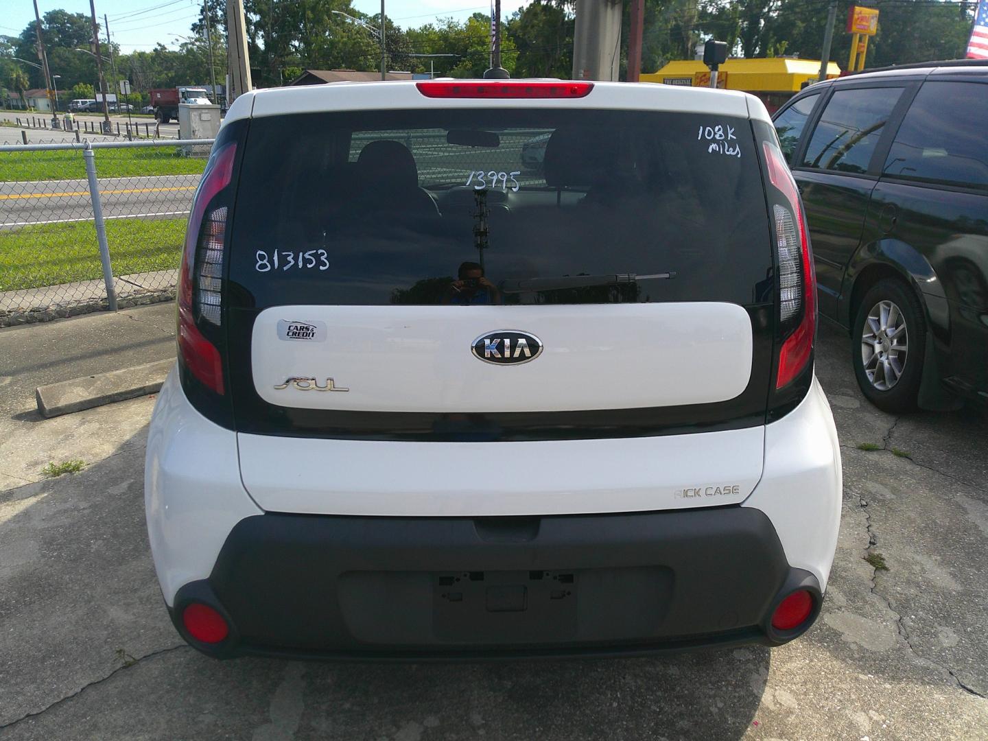 2015 WHITE KIA SOUL BASE (KNDJN2A2XF7) , located at 1200 Cassat Avenue, Jacksonville, FL, 32205, (904) 695-1885, 30.302404, -81.731033 - Photo#5